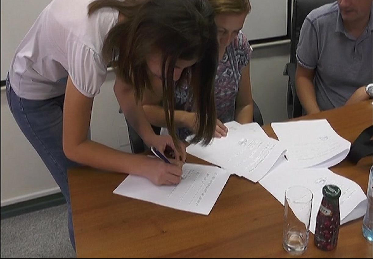 SVEČANOST U KRUŠEVCU: Mladi auto -mehaničari i modne krojačice potpisali ugovore za dualno obrazovanje!  